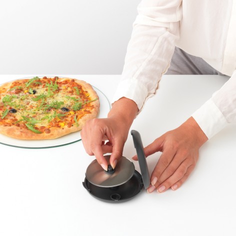 Нож для пиццы / теста в футляре Brabantia Tasty+, темно-серый